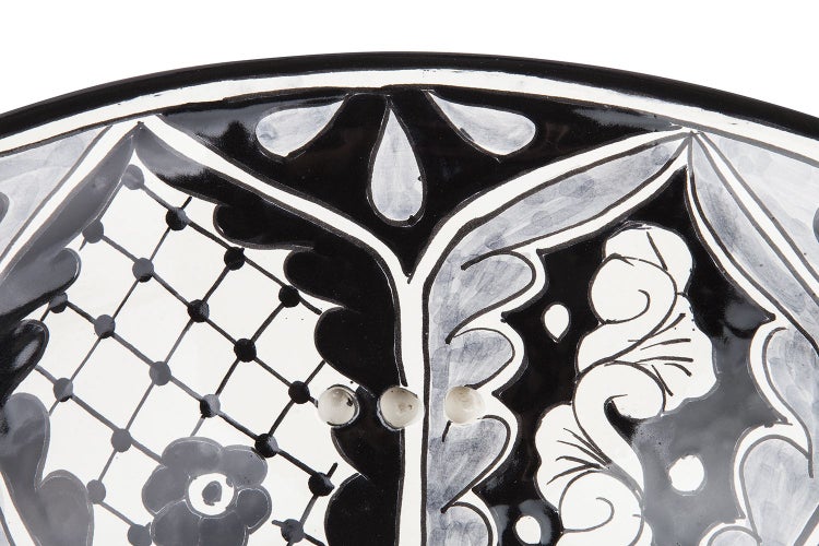 Detailansicht einer Keramikschale mit floralem Muster