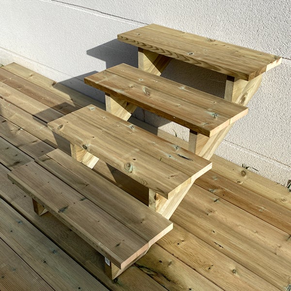 Holztreppe für den Außenbereich mit drei Stufen auf Holzterrasse