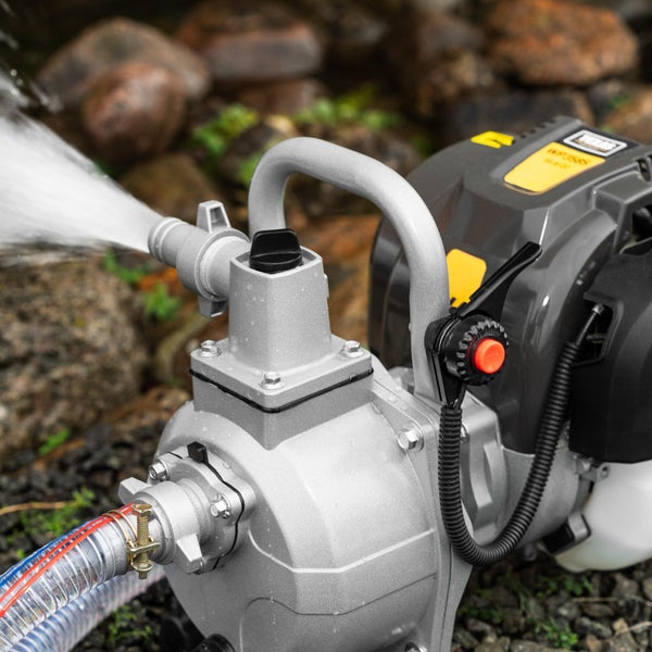 Benzin Wasserpumpe in Betrieb mit angeschlossenem Schlauch im Garten