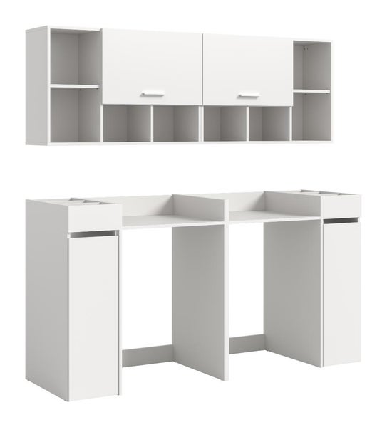 Ein moderner Schreibtisch mit zwei Arbeitsplätzen und einem passenden Wandregal mit zwei Schränken und mehreren offenen Fächern.