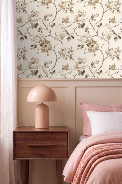 Tapete mit floralem Rosenmuster in einem nahtlosen Design
