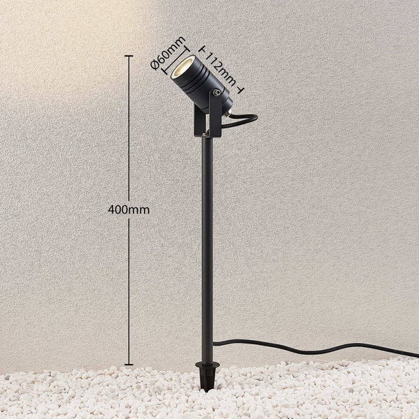 Schwarzer LED-Gartenstrahler mit Erdspieß, Gesamthöhe 400 Millimeter, Strahlerdurchmesser 60 Millimeter und Strahlerlänge 112 Millimeter.
