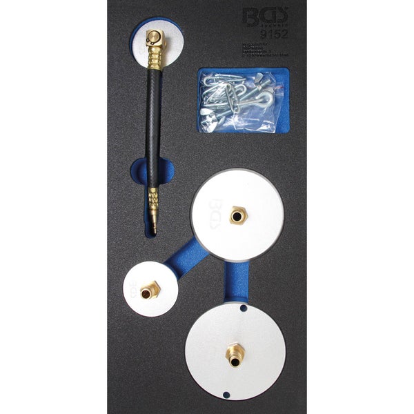 BGS Technic Logo, Universal-Adaptersatz mit drei Adapterplatten, Schlauch und Zubehörbeutel in einer Schaumstoffeinlage.