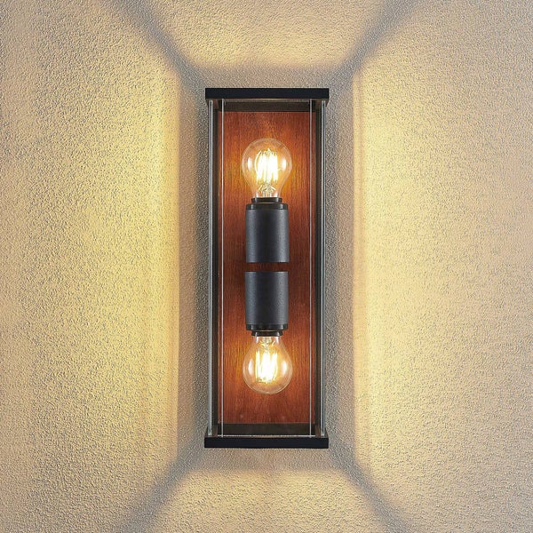 Wandleuchte mit zwei Glühbirnen in einem schwarzen Rahmen