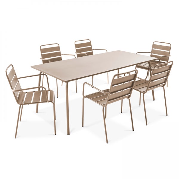 7-teiliges Gartenmöbel-Set aus Metall bestehend aus einem rechteckigen Tisch und sechs Gartenstühlen mit Armlehnen und Latten.