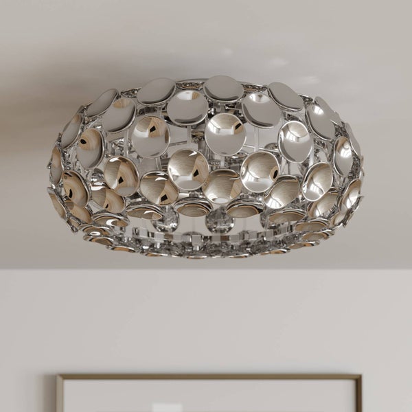 Deckenleuchte mit runden, reflektierenden Elementen.