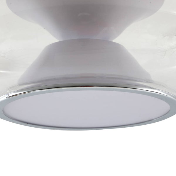 Nahaufnahme einer Deckenleuchte mit rundem weißem Diffusor, einem verchromten Metallring und einem Schirm aus klarem Glas.