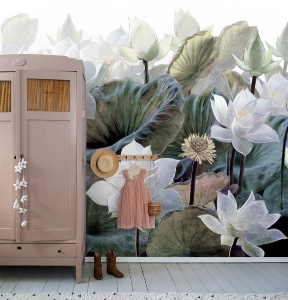 Dekoratives Zimmer mit Kleidung, Möbeln und Fototapete mit Lotusblumenmuster