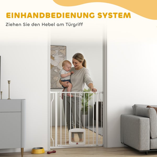 Türschutzgitter mit Einhandbedienung und Haustierklappe, Frau mit Baby auf dem Arm öffnet das Metallgitter im Durchgang.