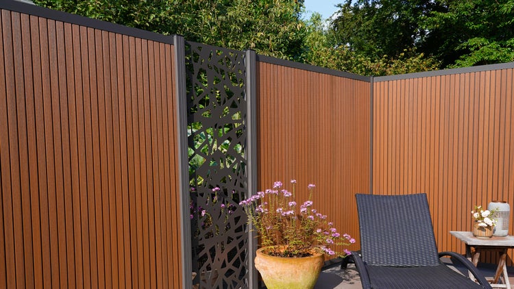 GartenLand WPC Zaun Shadowline Vertikal ca. 175 x 180 cm Sichtschutz Steckzaun Mahagoni Aluminium Silber Ohne Pfosten