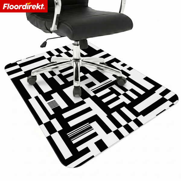 Floordirekt Logo. Rechteckige Bodenschutzmatte mit schwarz und weißem geometrischem Muster unter einem Bürostuhl.