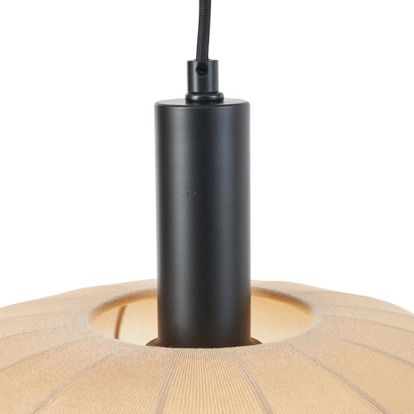 Detailansicht einer Pendelleuchte mit schwarzer zylindrischer Fassung und beigem Stoffschirm.