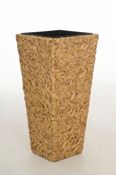 Hoher, quadratischer Pflanzkübel aus geflochtenem Naturmaterial mit schwarzem Kunststoffeinsatz.