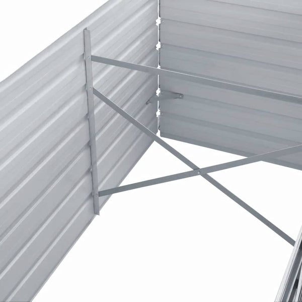 Innenansicht eines Hochbeets aus Metall mit stabilisierenden Querstreben.