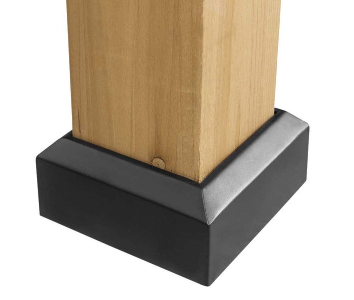 Pfostenabdeckung für Holzpfosten aus schwarzem Metall.