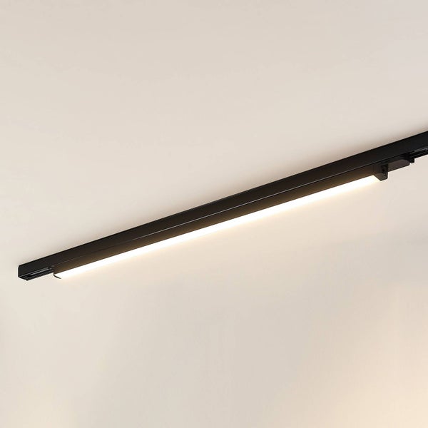 Schwarze lineare LED-Schienenleuchte an einem Schienensystem, hell leuchtend.