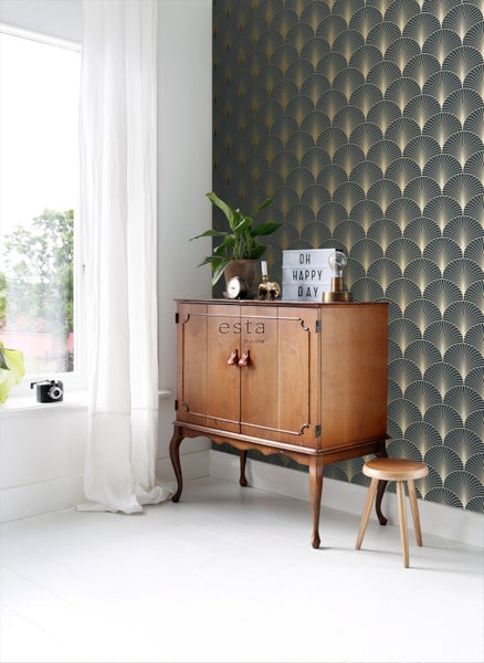 Raumgestaltung mit Tapete im Art-déco-Stil, Kommode und Fenster