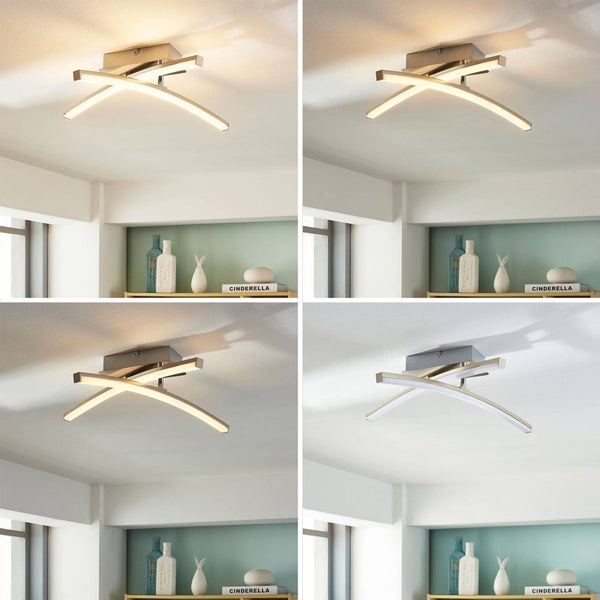 Moderne LED-Deckenleuchte mit zwei geschwungenen Metallarmen, dargestellt in vier Farbtemperaturen von warmweiß bis kaltweiß in einem hellen Raum.