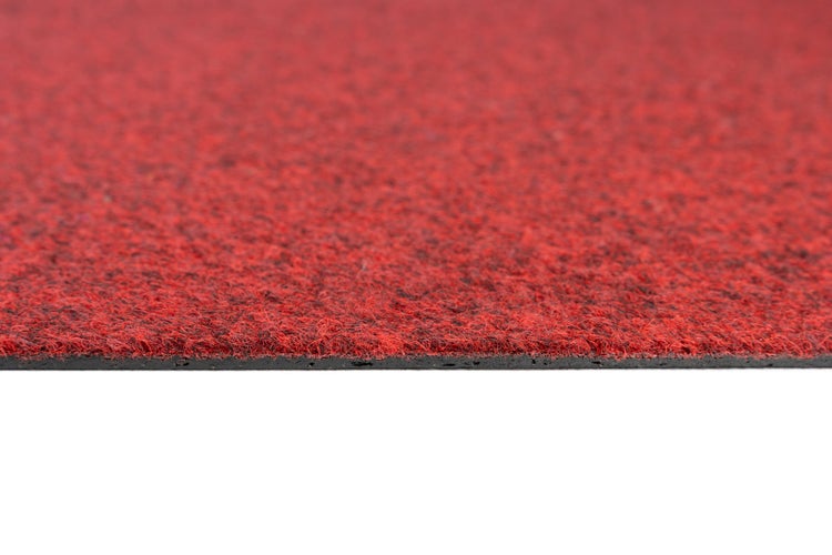 Roter Nadelfilzteppich mit schwarzer Rückenbeschichtung in der Detailansicht.