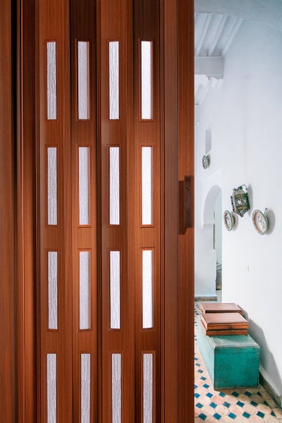 Holzschiebetür mit Glaseinsätzen