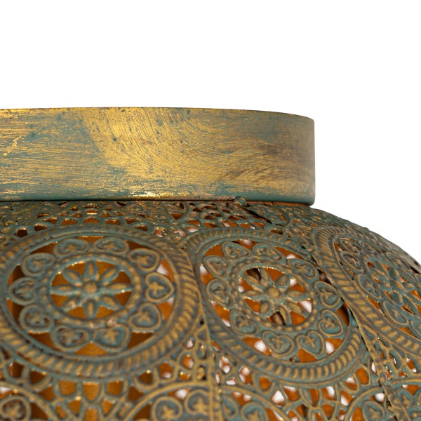 Detailansicht einer verzierten Laterne aus Metall