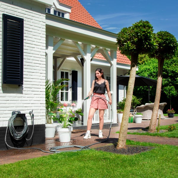 VONROC Gartenschlauch 30 Meter, flexibler Wasserschlauch - Flexschlauch inkl. Wandhalterung und Multispritze - Ausziehbarer knickfreier Schlauch für Garten