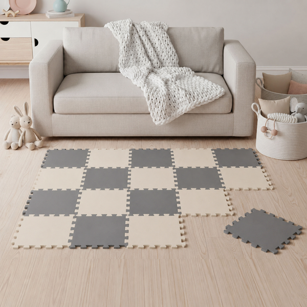 Spielmatte aus Schaumstoff in Puzzleoptik mit Schachbrettmuster in einem Wohnzimmer.