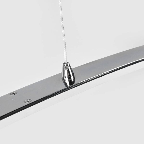 Detailaufnahme einer verchromten Pendelleuchte mit Aufhängungskabel und Befestigungselement aus Metall.