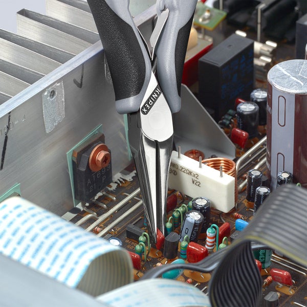Knipex Elektronik-Seitenschneider im Einsatz an einer elektronischen Schaltung