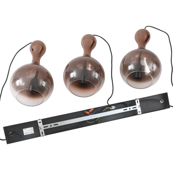 3-flammige Pendelleuchte mit runden Glasschirmen in Rauchglas-Optik und schwarzer Deckenbefestigung mit sichtbarer Verkabelung.