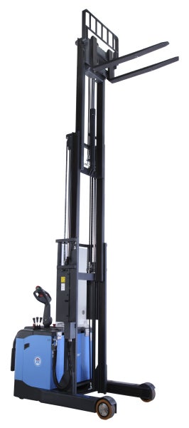 Elektrischer Hochhubwagen in Blau und Schwarz mit voll ausgefahrenem Mast und angehobenen Gabelzinken.