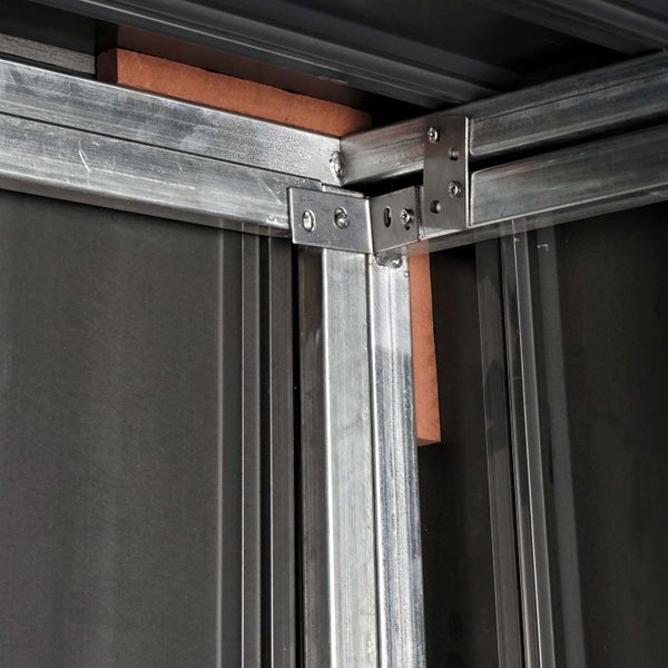 Detailansicht einer Metallkonstruktion mit Verbindungselementen und Isolierung