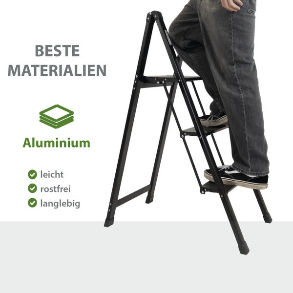 Aluminium-Trittleiter mit einer Person darauf, die die Leiter benutzt.