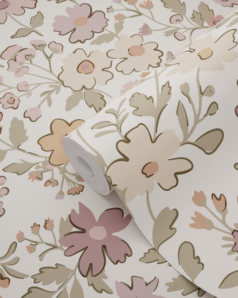 Florale Tapete mit Blumen- und Blättermuster in Pastelltönen, eine teilweise abgerollte Rolle.