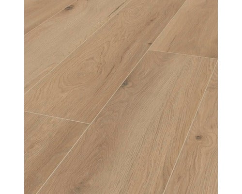 Laminatboden in Eichenoptik mit sichtbarer Holzmaserung und V-Fuge.