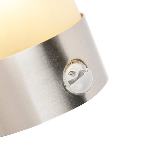 Detailaufnahme eines Bewegungssensors an einer Außenleuchte aus Edelstahl mit Einstellreglern.