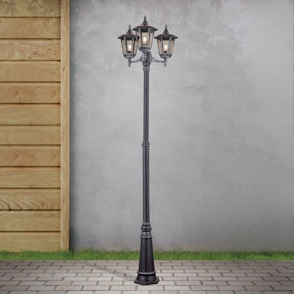 Dreiflammige Außenstehleuchte im klassischen Kandelaber-Design aus Metall für Gartenwege und Terrassen.