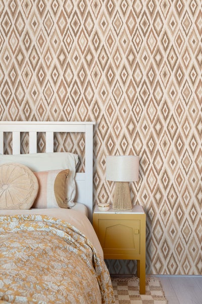 Schlafzimmer mit Rautenmuster-Tapete, Bett und Nachttisch