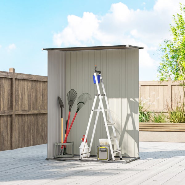 Offenes Gerätehaus aus Metall auf einer Holzterrasse mit Leiter, Schaufel, Rechen und Werkzeugbox im Garten.
