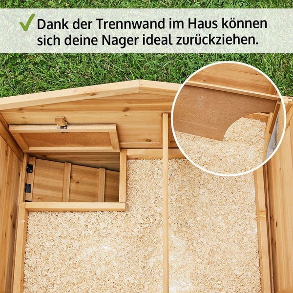 Innenansicht eines Nagertierstalls aus Holz mit Trennwand als Rückzugsort und Einstreu.