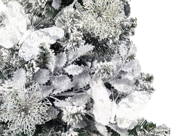 Künstlicher Weihnachtsbaum mit Schneebedeckung dekoriert mit silbernen Schmetterlingen, Sternen und Blättern als festliche Weihnachtsdekoration.