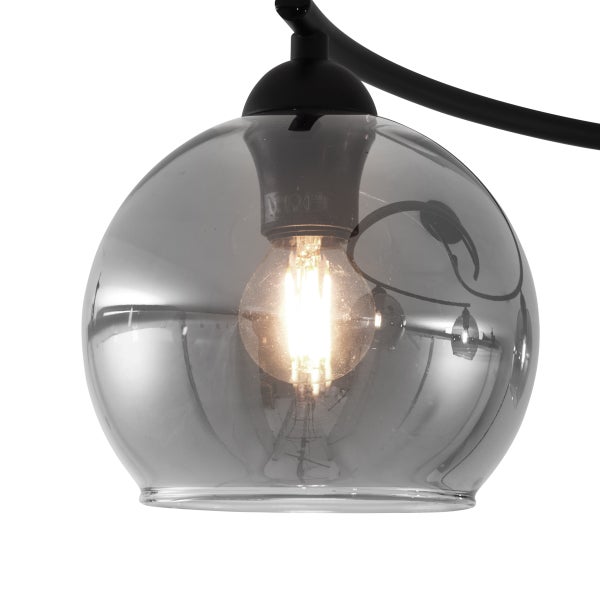 Detailaufnahme einer Hängelampe mit Glaskuppel und Leuchtmittel