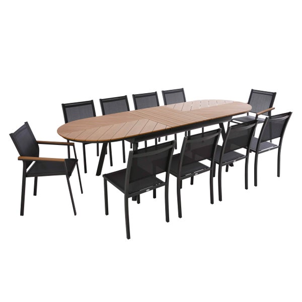 Gartenmöbel-Set bestehend aus einem ovalen Tisch mit Holzplatte und zehn Stühlen mit Textilbespannung und Armlehnen aus Holz.