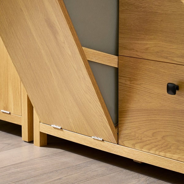 Detailansicht eines Holzschranks mit geöffneter Tür und Schubladen