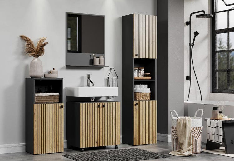 Modernes Badezimmermöbel-Set in dunkler Optik mit geriffelten Holzfronten, bestehend aus Waschbeckenunterschrank, Spiegelschrank und Hochschrank.