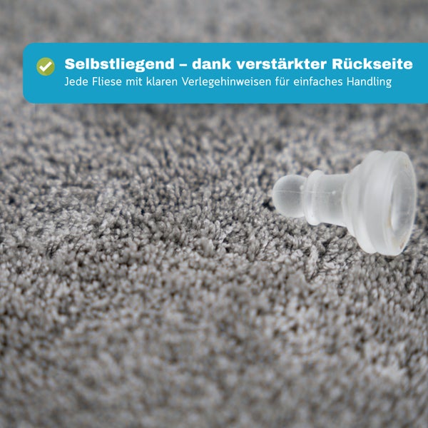 Selbstliegende Teppichfliese mit verstärkter Rückseite und Verlegehinweisen für einfaches Handling.