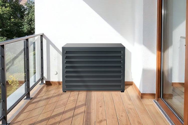 Abdeckung für Klimaanlage auf einem Balkon