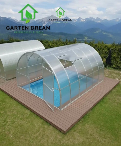 Poolüberdachung aus Polycarbonat auf Holzterrasse vor Gebirgskulisse, mit geöffneter Tür und Dachfenster. Garten Dream Logo.