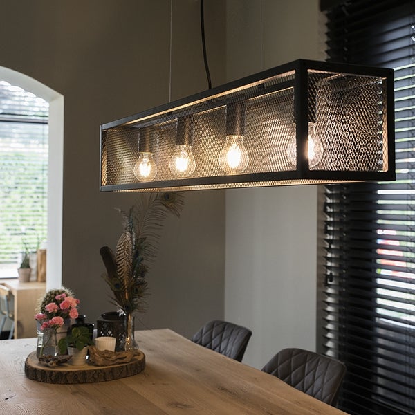 Hängelampe mit vier Leuchtmitteln über einem Esstisch in einem Esszimmer