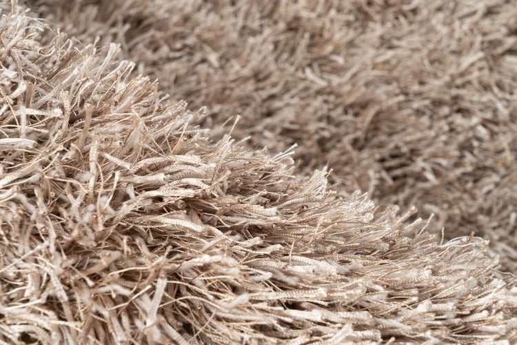Nahaufnahme eines Hochflor Teppichs mit weicher Textur